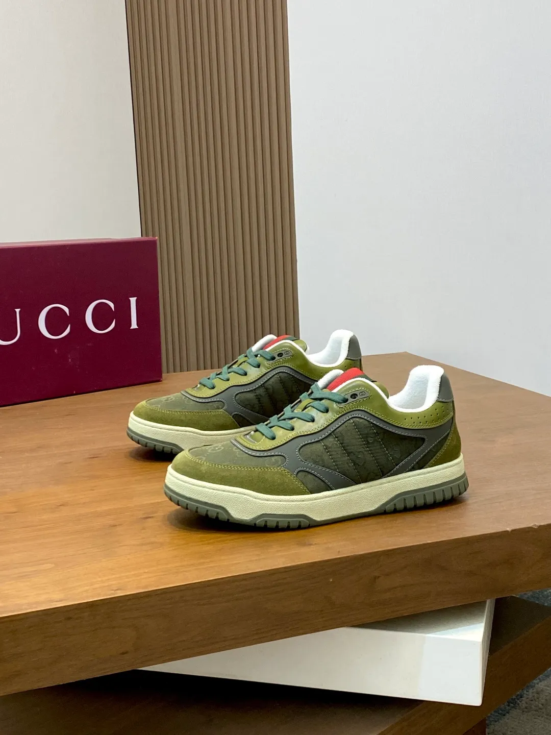 Men's Shoes 💰660 𝐆𝐮𝐜𝐜𝐢 𝐑𝐞-𝐖𝐞𝐛 As the first sneaker created by Sabato De Sarno for Gucci, the Re-Web series reinterprets the brand's classic stripes and sets off the modern silhouette design with bold and unique details. These shoes are crafted from white leather. This new sneaker is ingeniously decorated with many of the brand's classic details, and is equipped with a bright red and green webbing tongue, which will make people fall in love at first sight. White leather treated with a special process for softness and luster, with an embossed grainy texture. Script Gucci logo and interlocking G web label with Interlocking G and script Gucci logo. Rubber outsole with interlocking G detail eyelets. Web tongue. Size: 39-44 (customized for sizes 38 and 45)